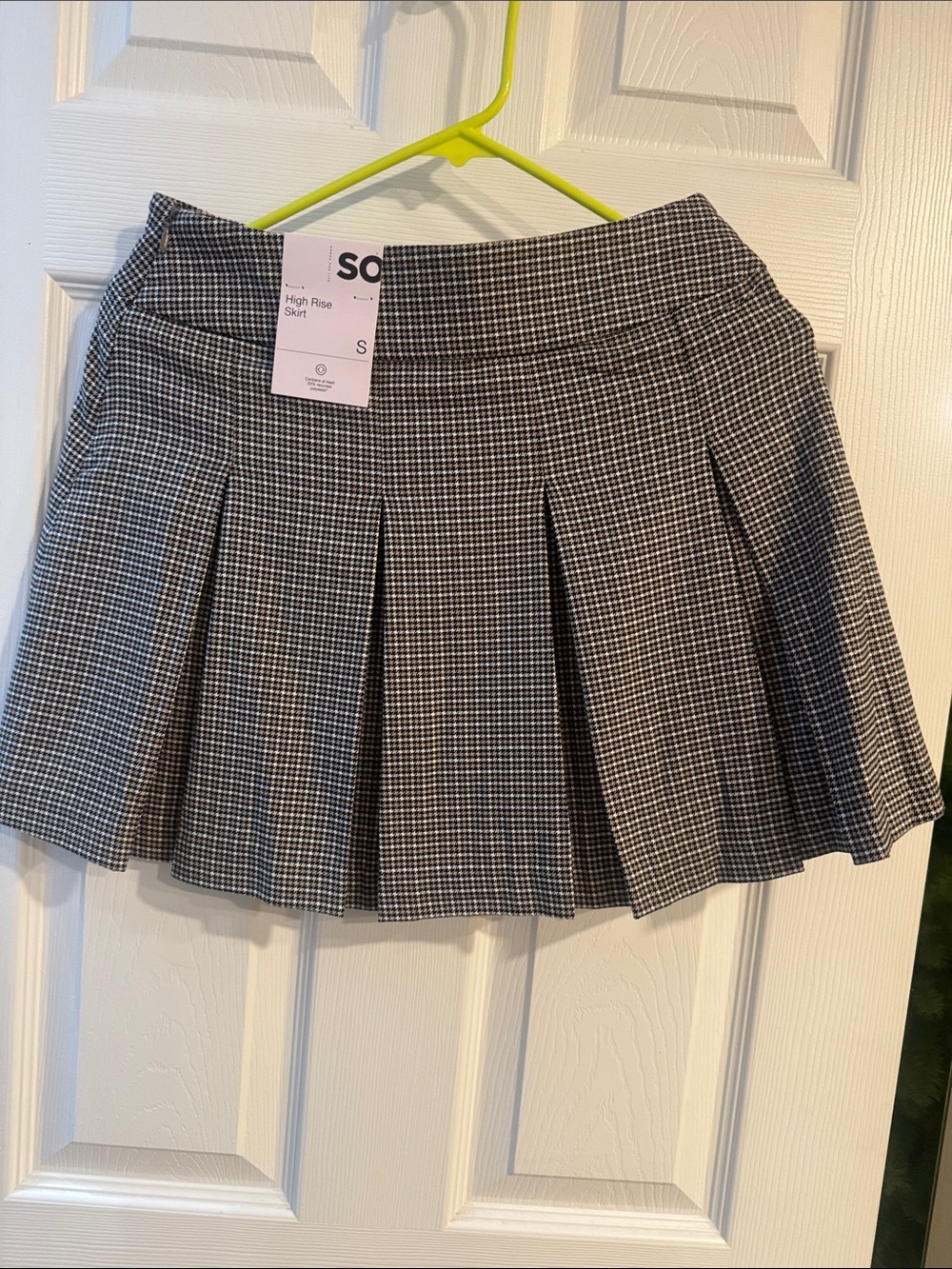 So pleated skirt